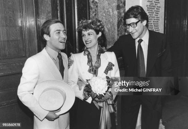 Paloma Picasso entourée de son mari, l'écrivain argentin, Rafael Lopez Sanchez et du couturier Yves Saint Laurent le 5 mai 1978 à la mairie du VIIe...