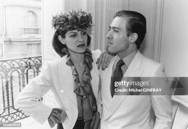 Paloma Picasso et l'écrivain argentin Rafael Lopez Sanchez chez eux dans leur appartement parisien, le 5 mai 1978 à Paris, France.