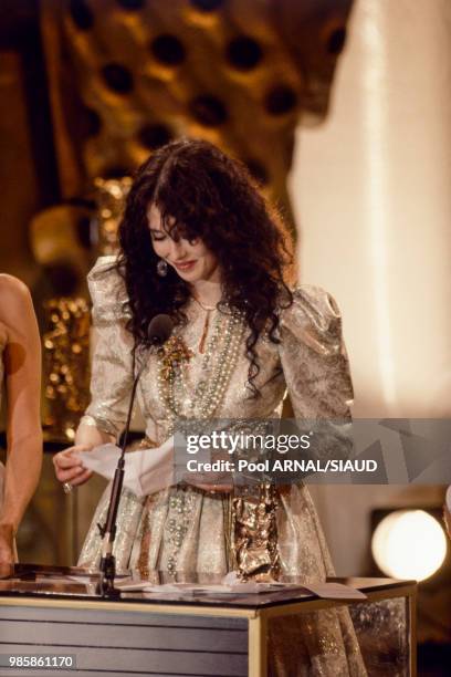 Isabelle Adjani, César de la meilleure actrice pour 'Camille Claudel' réalisé par Bruno Nyutten, lit un extrait des 'Versets sataniques' de Salman...