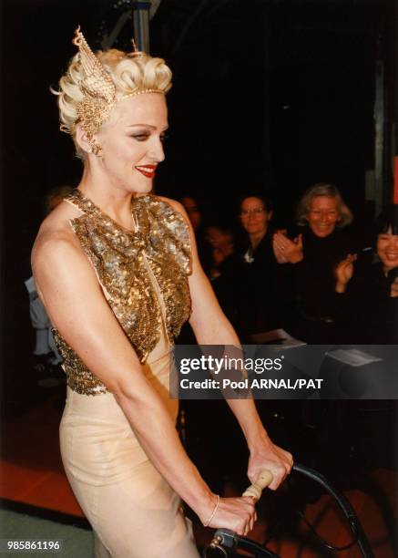 Madonna défile pour Jean-Paul Gaultier lors de la présentation de la Collection Prêt-à-porter Printemps/Eté 1995 au musée des arts forains à Paris en...