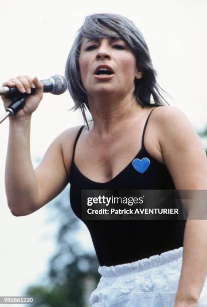 Catherine Lara chante lors de la Fête de la Paix en juin 1983 à Vincennes, France.