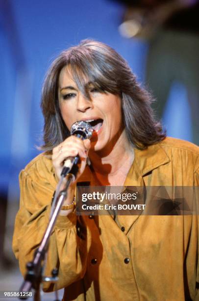 Catherine Lara chante dans l'émission 'Champions' le 26 février 1984, France.