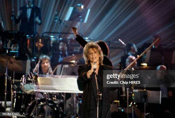 Catherine Lara, Victoire de l'Artiste Interprète Féminine de l'année chante sur la scène du Moulin Rouge le 22 novembre 1986 à Paris, France.