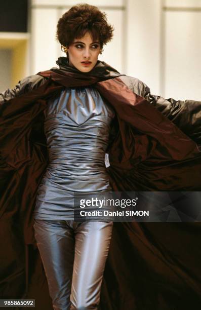 Ines de la Fressange lors du défilé Chanel, Haute Couture, collection Automne/Hiver 1985/86 à Paris en juillet 1985, France.