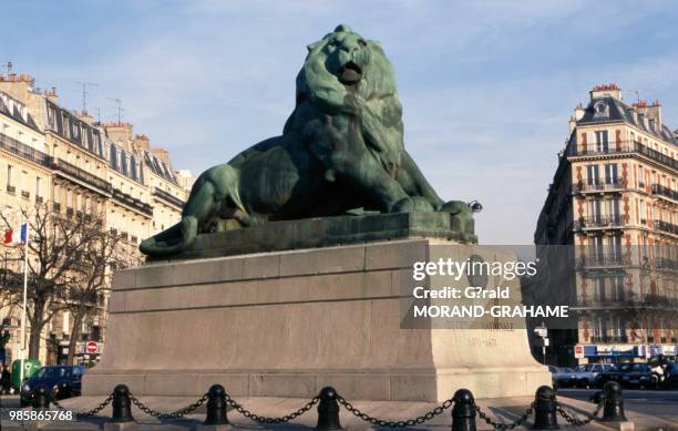 Le Lion de Belfort par Bartholdi au centre de la place Denfert-Rochereau à Paris, France.
