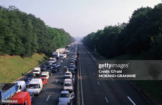 Embouteillage sur l'autoroute de l'Ouest A 13 en 1995 dans les Yvelines, France.