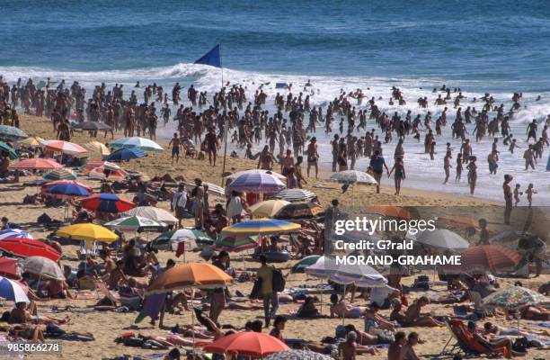 Affluence sur la plage sud de Mimizan-Plage dans les Landes, France.