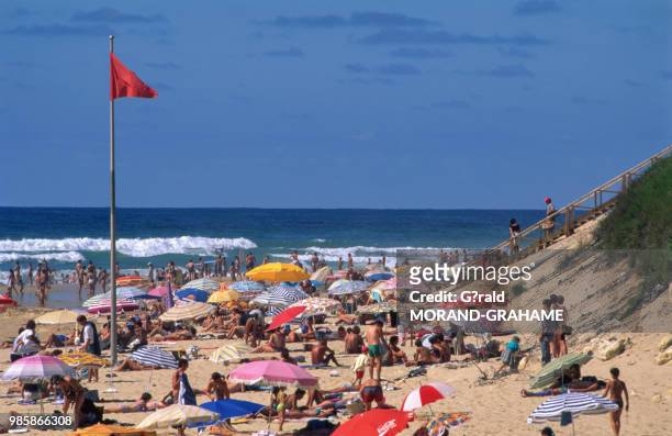 La plage nord de Mimizan-Plage où les touristes se baignent malgré le drapeau rouge, Les Landes, France.