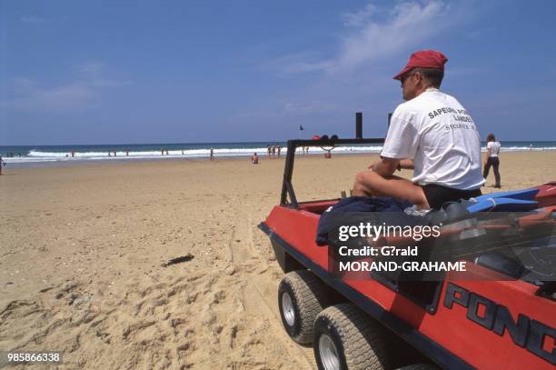 Sapeur pompier sauveteur sur un engin amphibie sur la plage de Contis dans les Landes, France.