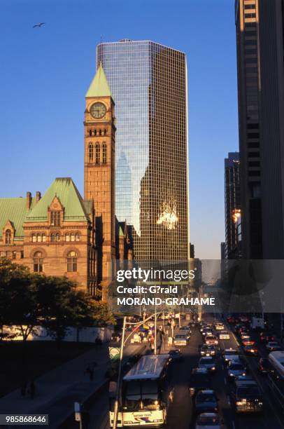 Ancien Hôtel de ville devant le quartier des affaires de Toronto, Canada.