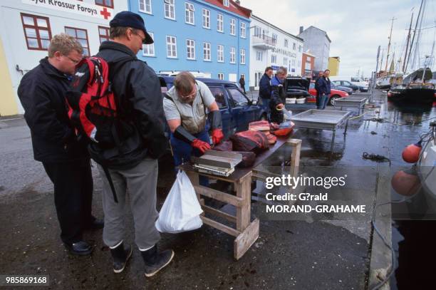 Vente de viande de baleine sur le port de Kirkjubour, Ile de Streymoy dans les Iles Féroé, Danemark.