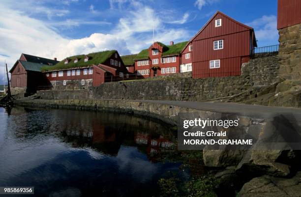 Maisons anciennes aux toits végétalisés sur la presqu'île de Tinganes dans les Iles Féroé au Danemark.