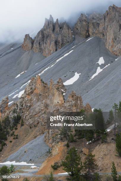 mountain pass col d'izoard, hautes-alpes, france - izoard stockfoto's en -beelden