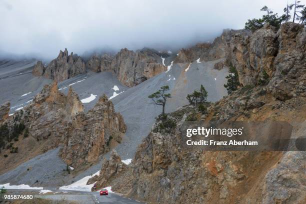 mountain pass col d'izoard, hautes-alpes, france - izoard stock-fotos und bilder