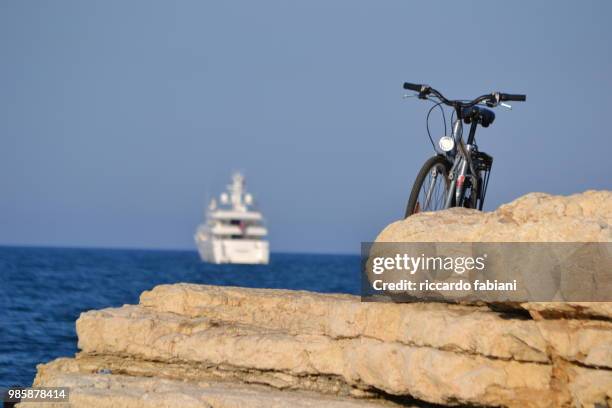 bicicletta e nave su scogli mare italia - bicicletta 個照片及圖片檔