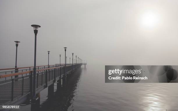 sombras reflejadas. - sombras stock pictures, royalty-free photos & images