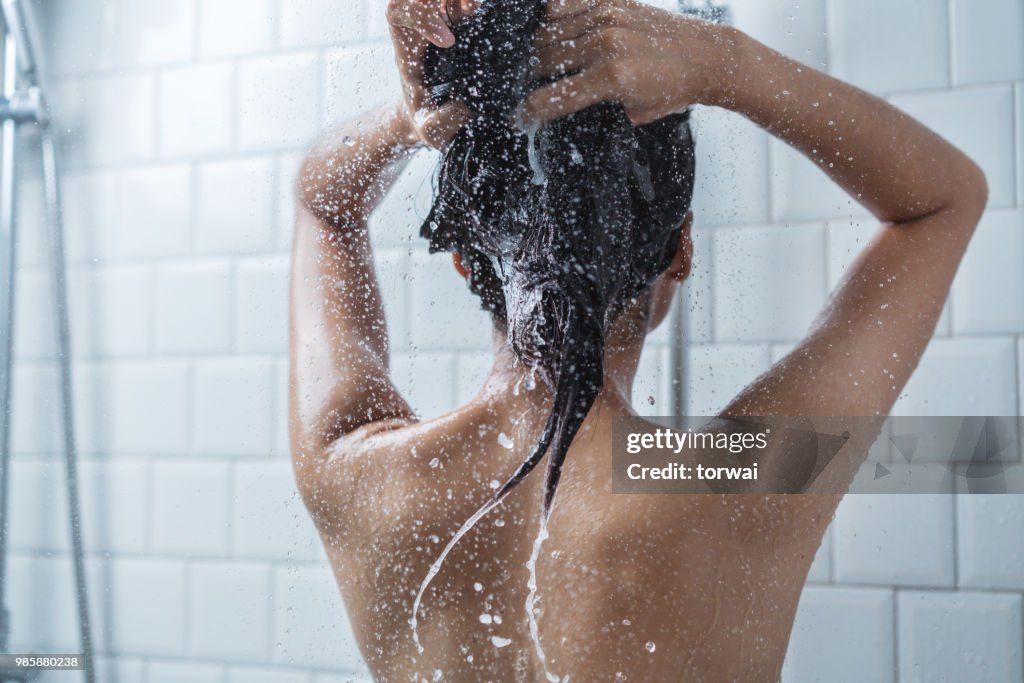 Aziatische vrouwen zwemmen en ze werd Baden en wassen van hair.she is gelukkig