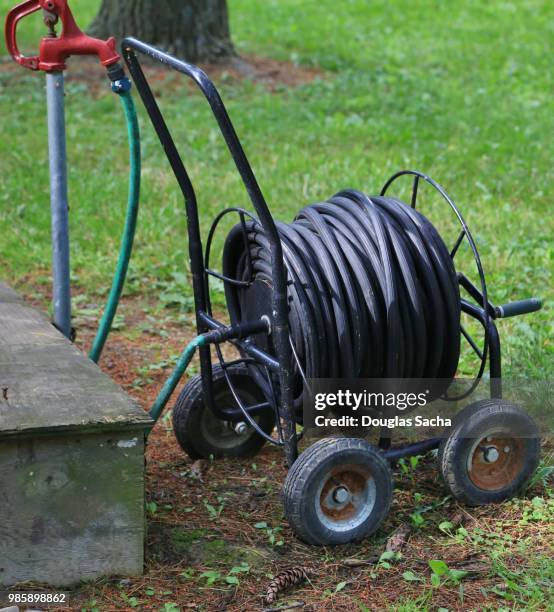 garden hose reel cart - chariot wheel photos et images de collection