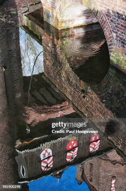 reflection of castle de haer (haarzuilens) - haarzuilens stock pictures, royalty-free photos & images