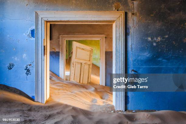 kolmanskop - ghost town - kolmanskop namibia photos et images de collection