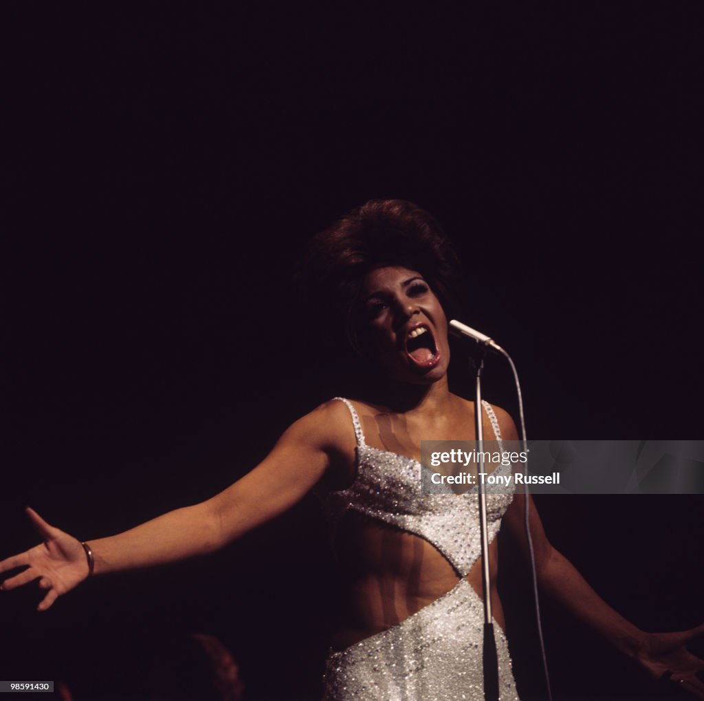 Shirley Bassey Performs On Stage