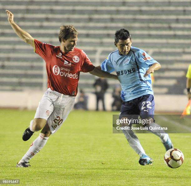 Wilmer Cardoso , of Bolivar, conducts the ball in a match against Juan Aurich from Peru as part of the Libertadores Cup in Hernando Síles Stadium on...