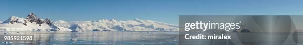 panorama du paysage antarctique avec des montagnes - détroit de gerlache photos et images de collection