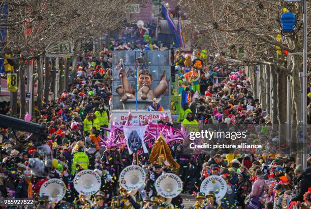 Caricature float featuring Mainz' mayor Beck sitting in a bath tub, a hint at the insolvent Taubertsbergbad thermal bath, takes part in the...