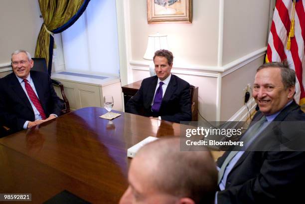 Ed Whitacre, chairman and chief executive officer of General Motors Co., left, meets with Timothy Geithner, U.S. Treasury secretary, center, and...