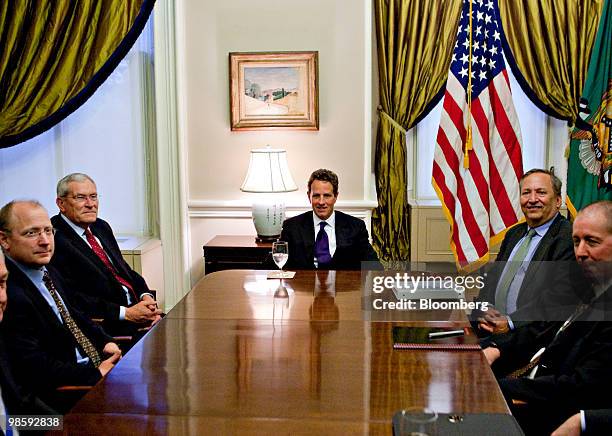 Ed Whitacre, chairman and chief executive officer of General Motors Co., left, meets with Timothy Geithner, U.S. Treasury secretary, center, and...