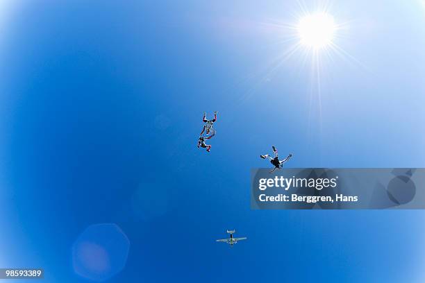 parachute jumpers in the sky, sweden. - ウップランド ストックフォトと画像