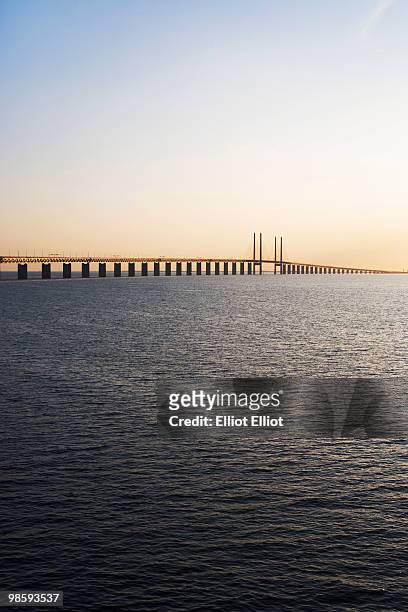 view of the oresund bridge, sweden. - oresund region photos et images de collection