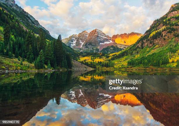 maroon bells and lake at sunrise, colorado, usa - setembro imagens e fotografias de stock