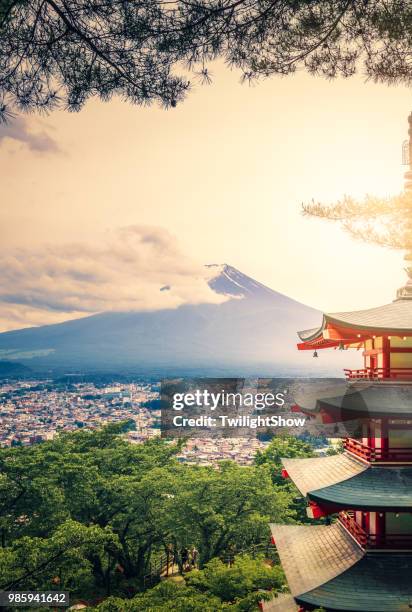 chureito pagoda och mt.fuji vid solnedgången - stratovolcano bildbanksfoton och bilder