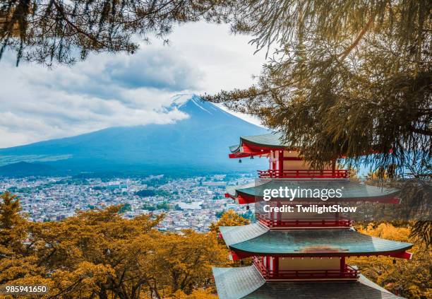 chureito pagoda och mt.fuji vid solnedgången - stratovolcano bildbanksfoton och bilder