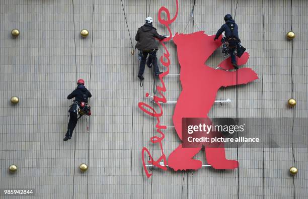 Industriekletterer befestigen einen Berlinale Bären am Kino Zoo Palast. Das Filmfestival soll vom 15.02 - stattfinden. Industrial climbers mount the...