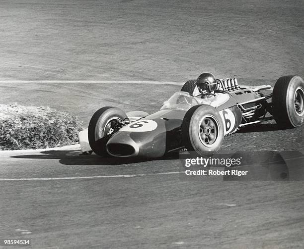 Dan Gurney races during the 1964 Mexican Grand Prix at the Autodromo Hermanos Rodriguez on October 25, 1964 in Mexico City, Mexico.