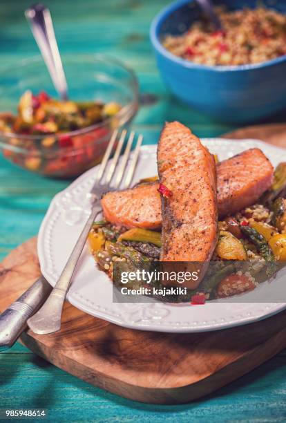 vers gebakken zalm met couscous - geroosterde zalm stockfoto's en -beelden