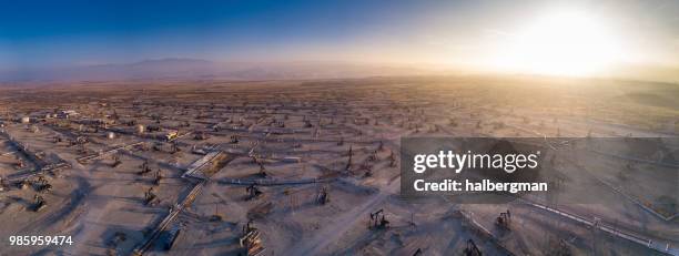 panorama do zangão de campo de petróleo - oil field - fotografias e filmes do acervo