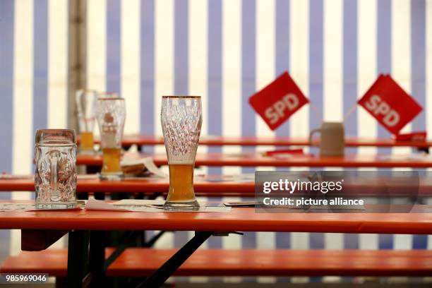 Empty glasses standing on beer tables after the SPD's Political Ash Wednesday event in Vilshofen, Germany, 14 February 2018. Photo: Karl-Josef...