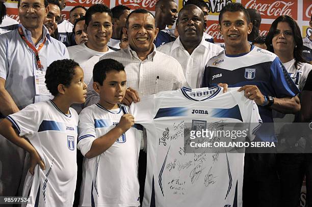 Honduran President Porfirio Lobo poses with Amado Guevara , Honduran national football team captain, in San Pedro Sula, Honduras April 21, 2010. AFP...
