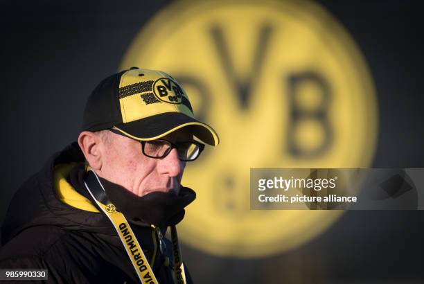 Borussia Dortmund's coach Peter Stoeger oversses the training of his players in Dortmund, Germany, 14 February 2018. Europa League last round of...