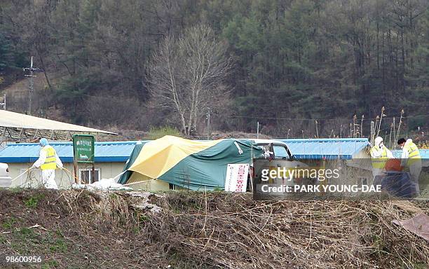 South Korean health officials work on a farm in Chungju, 147 kilometres south of Seoul on April 22, 2010. South Korea's foot-and-mouth outbreak...