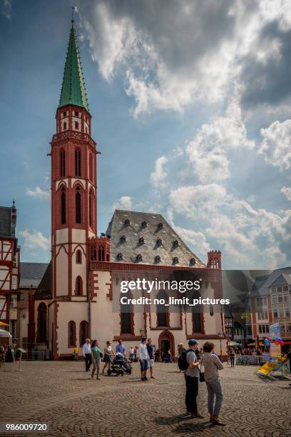 römerberg nel centro storico di francoforte - chiesa-di-san-nicola-romerberg foto e immagini stock