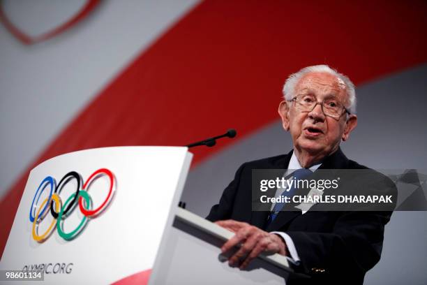 This fiel pictured dated October 2, 2009 shows Spain's Juan Antonio Samaranch, International Olympic Committee chairman from 1980 to 2001, presenting...