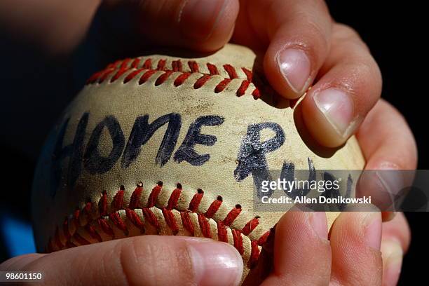 home run baseball in toddler hands - souvenirs stock-fotos und bilder