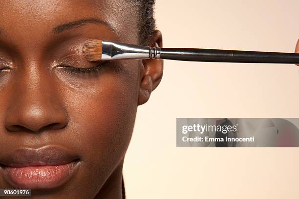 woman with eye make up brush on eye - applying makeup with brush fotografías e imágenes de stock