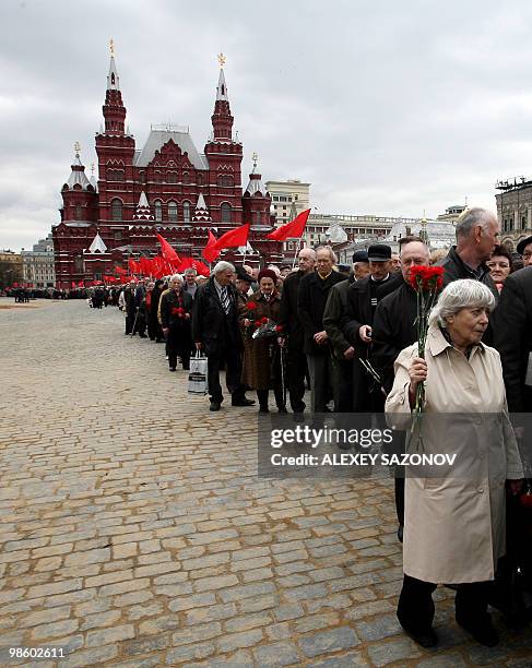 Lenin Supporters Vladimir Lenin Mausoleum Photos and Premium High Res Pictures - Getty ...