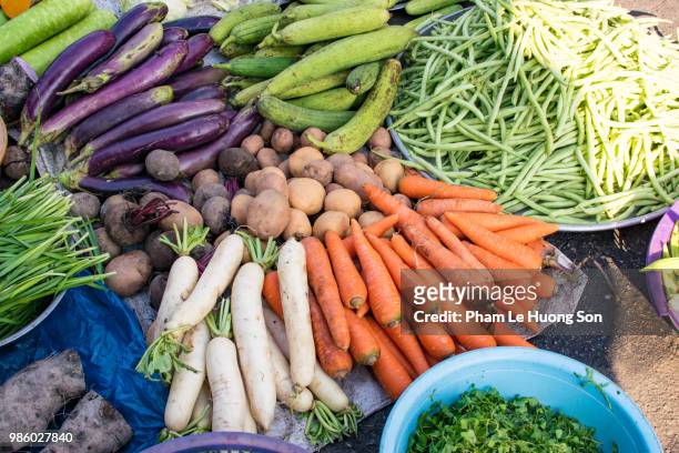 vegetable for sale in outdoor market - loofah stock-fotos und bilder