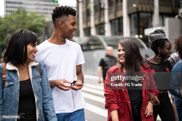 authentische gruppe von diversen freunden zu fuß in die avenida paulista, sao paulo, brasilien - avenida stock-fotos und bilder